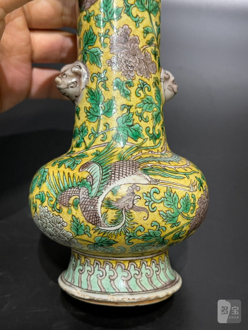 清康熙 黄地素三彩凤穿花牡丹纹铺首瓶 - 图12